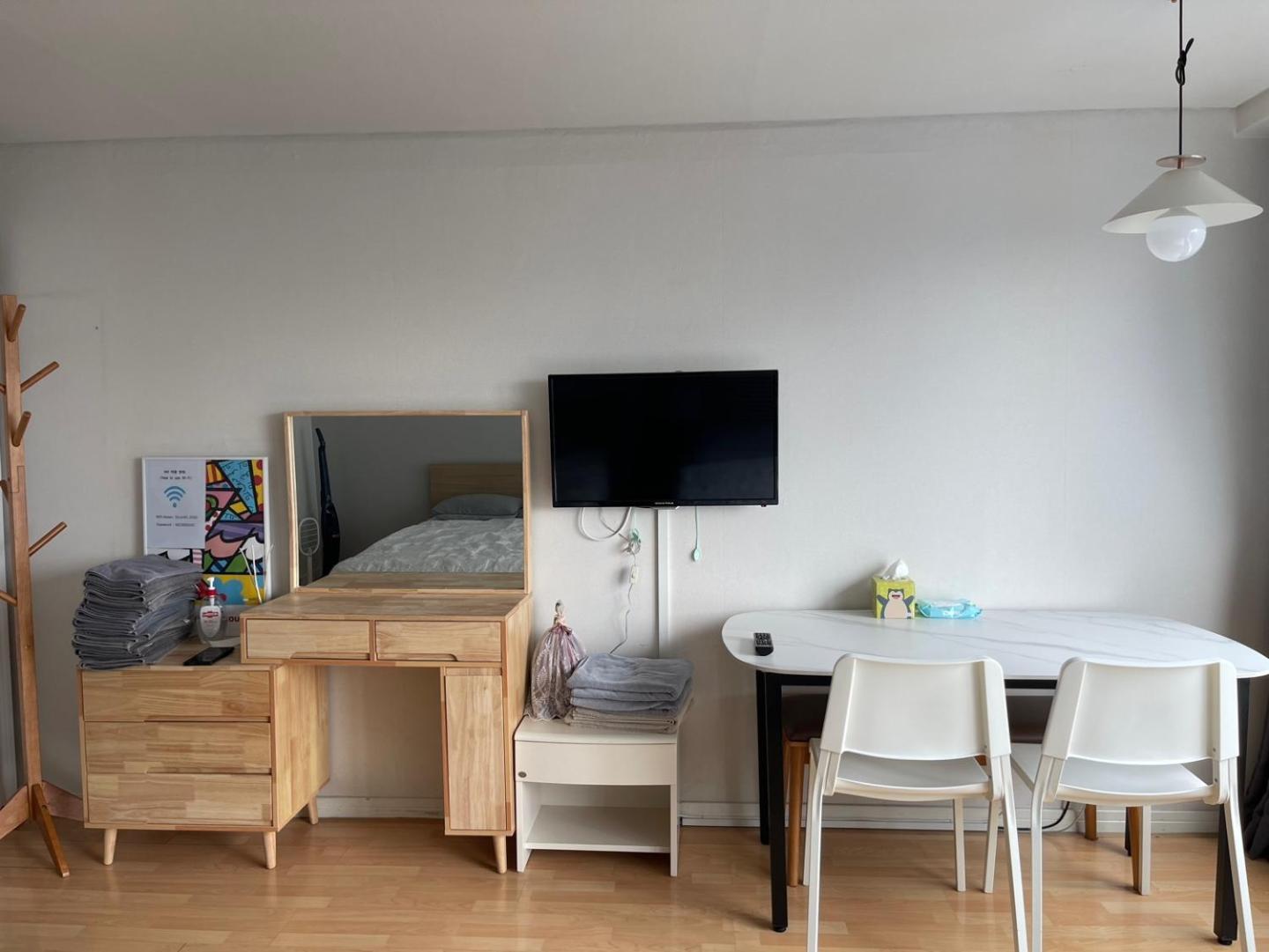 Hongdae 3 - 1min From Hongik Uni Station Exit #1 Apartemen *