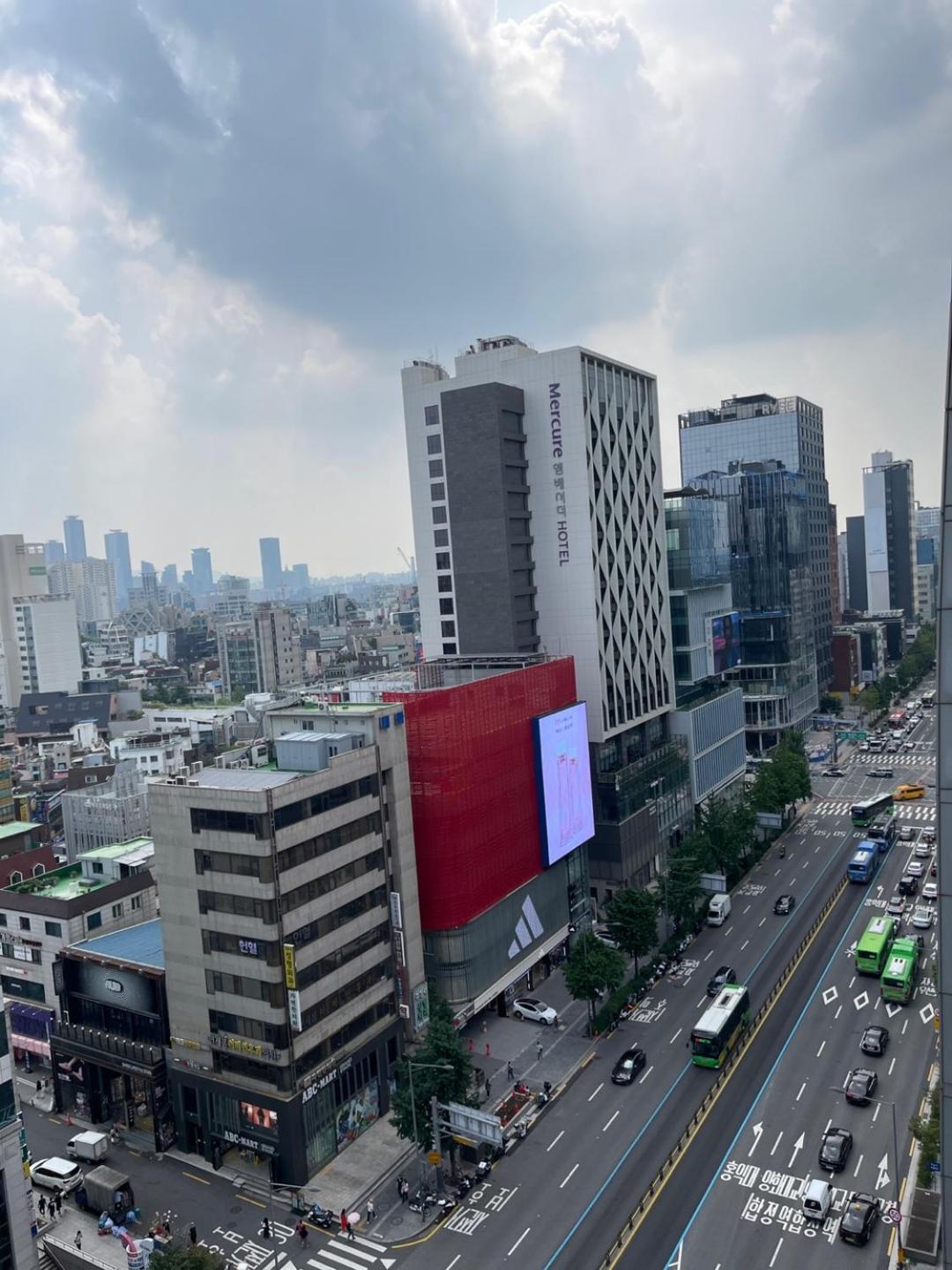 Hongdae 3 - 1min From Hongik Uni Station Exit #1 * 首爾